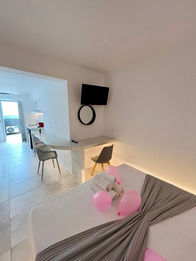 White Lily Suites & Lofts - Adults Only 16 Plus Perivolos  Bagian luar foto